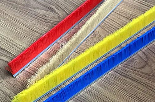 В чём разница между нейлоновыми и полипропиленовыми щётками-лентами?